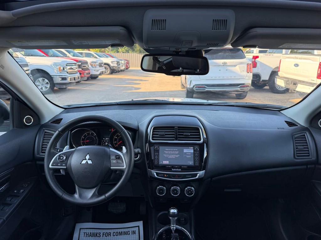 Mitsubishi Outlander Sport Vehicle Full-screen Gallery Image 17