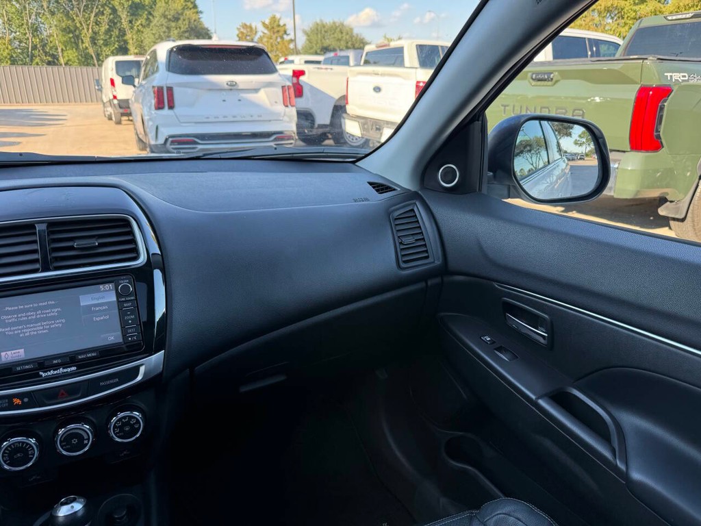Mitsubishi Outlander Sport Vehicle Full-screen Gallery Image 20