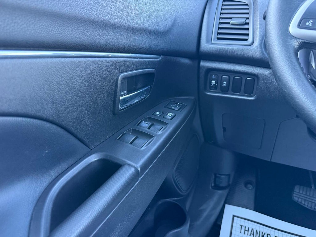 Mitsubishi Outlander Sport Vehicle Full-screen Gallery Image 30