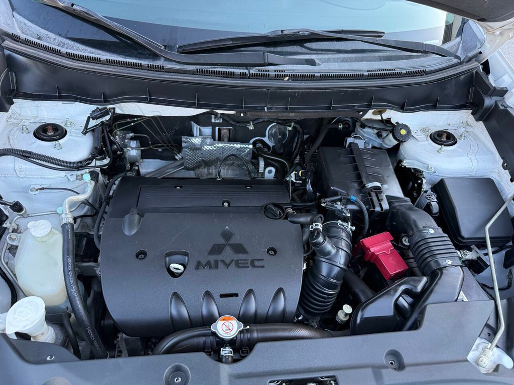 Mitsubishi Outlander Sport Vehicle Full-screen Gallery Image 34