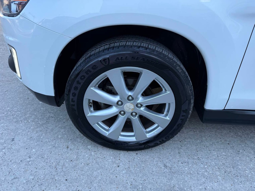 Mitsubishi Outlander Sport Vehicle Full-screen Gallery Image 35