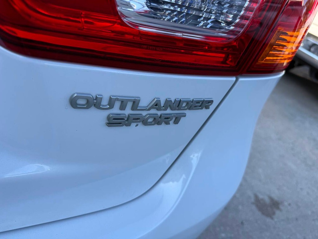 Mitsubishi Outlander Sport Vehicle Full-screen Gallery Image 37