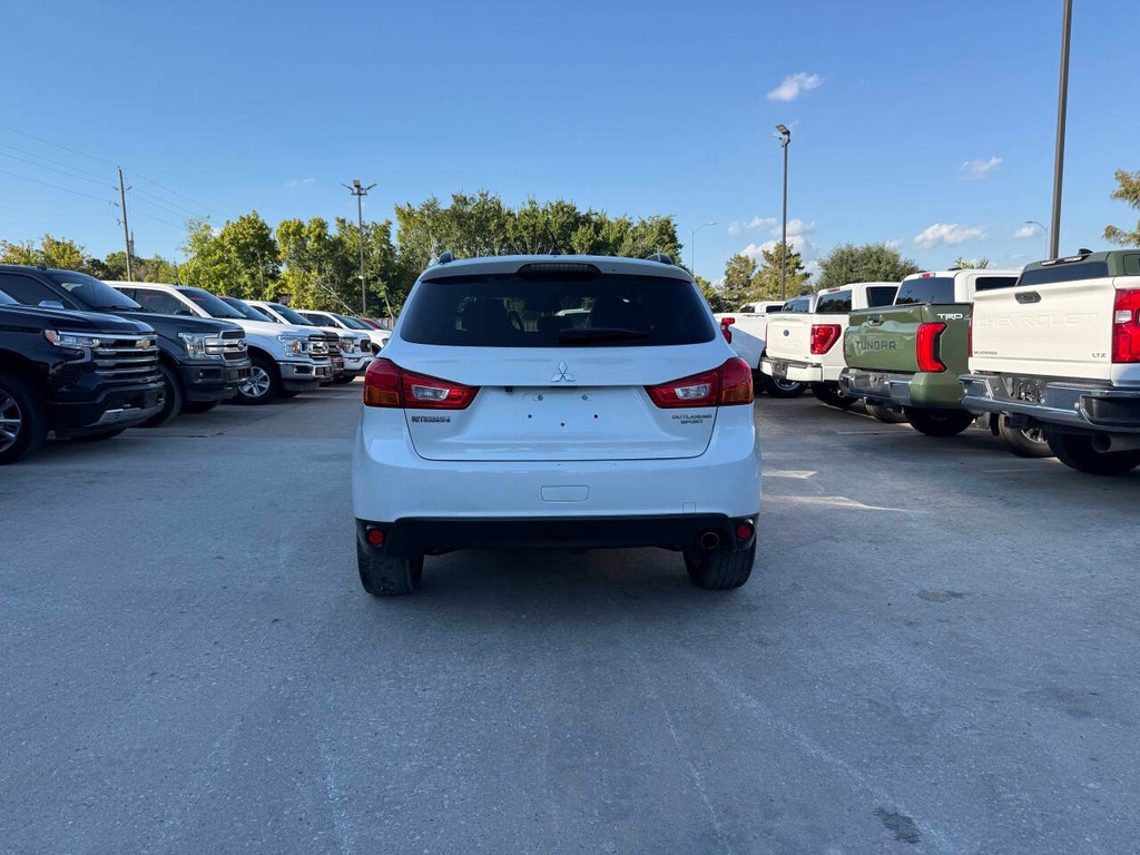 Mitsubishi Outlander Sport Vehicle Full-screen Gallery Image 38