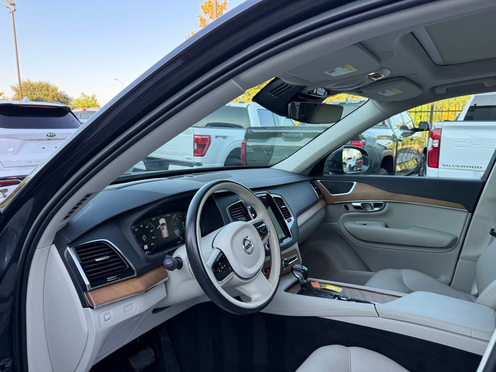 Volvo XC90 Vehicle Full-screen Gallery Image 06