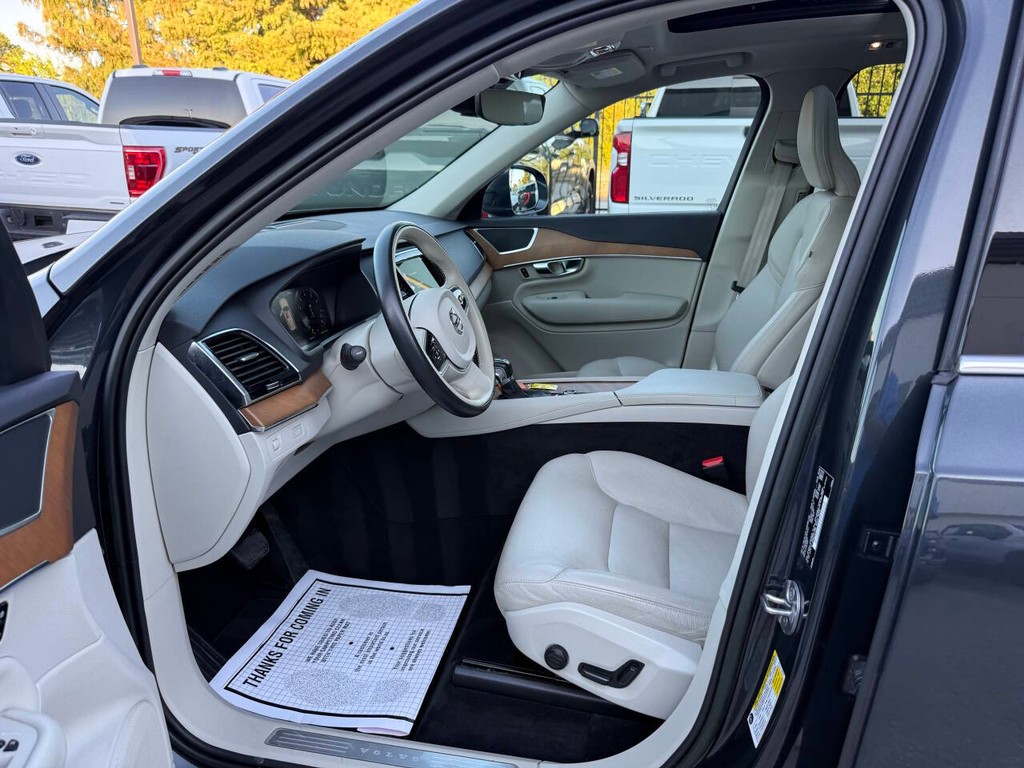 Volvo XC90 Vehicle Full-screen Gallery Image 07