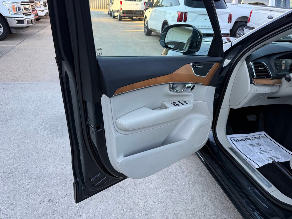 Volvo XC90 Vehicle Full-screen Gallery Image 08