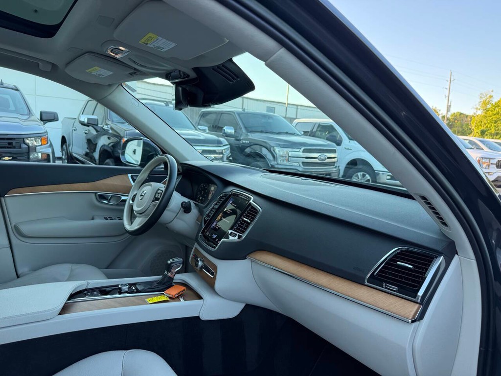 Volvo XC90 Vehicle Full-screen Gallery Image 09