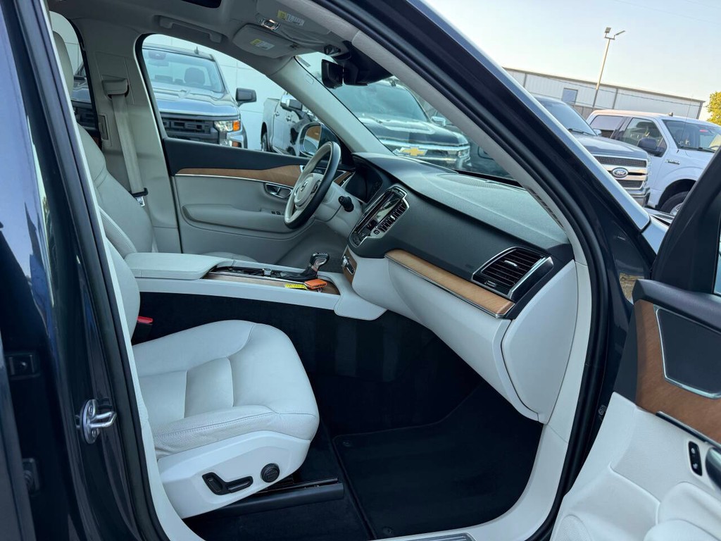Volvo XC90 Vehicle Full-screen Gallery Image 10