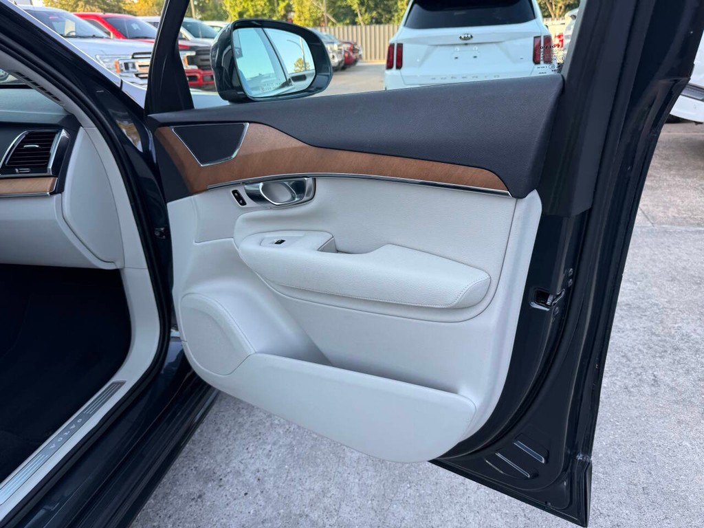 Volvo XC90 Vehicle Full-screen Gallery Image 11