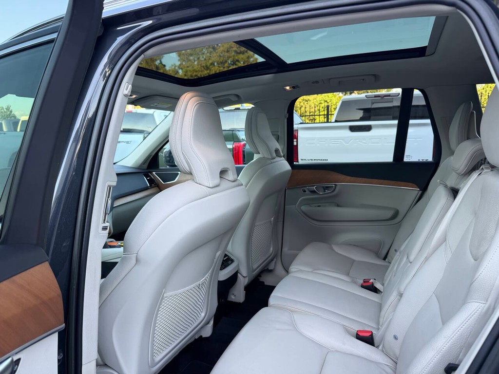 Volvo XC90 Vehicle Full-screen Gallery Image 12