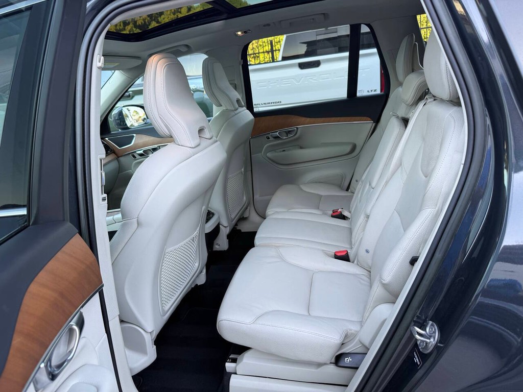 Volvo XC90 Vehicle Full-screen Gallery Image 13