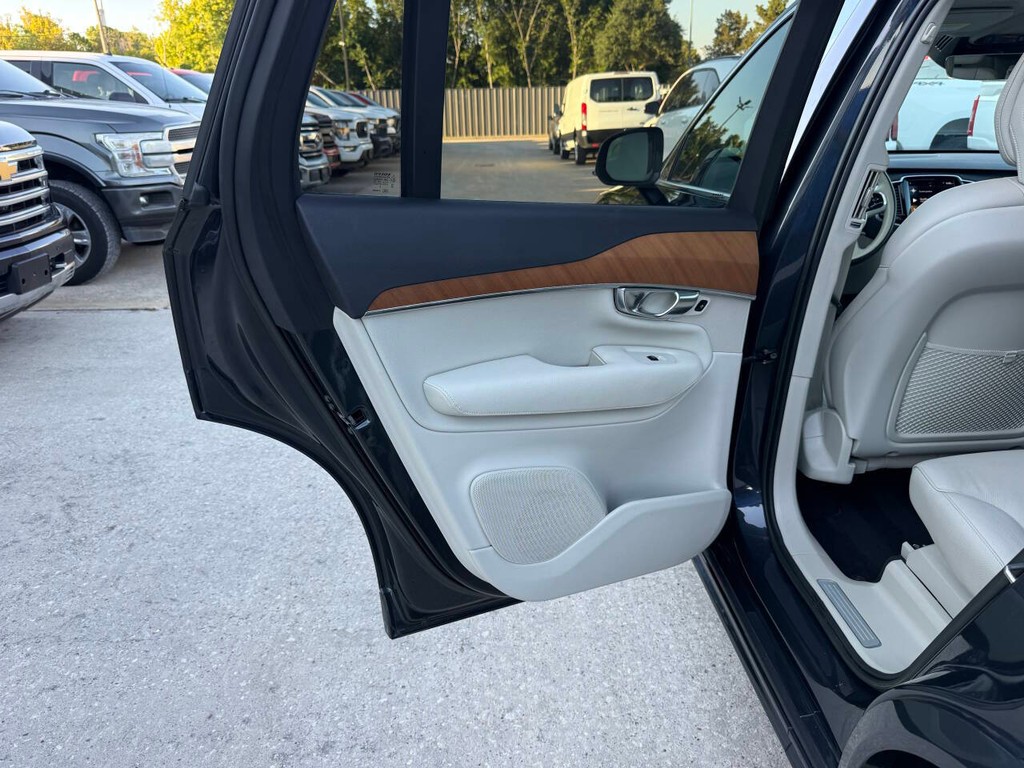 Volvo XC90 Vehicle Full-screen Gallery Image 15