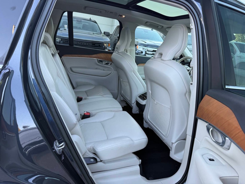 Volvo XC90 Vehicle Full-screen Gallery Image 16