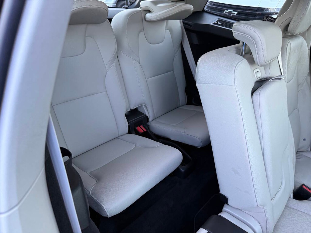 Volvo XC90 Vehicle Full-screen Gallery Image 17