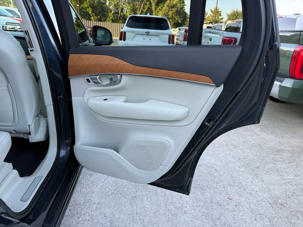 Volvo XC90 Vehicle Full-screen Gallery Image 18