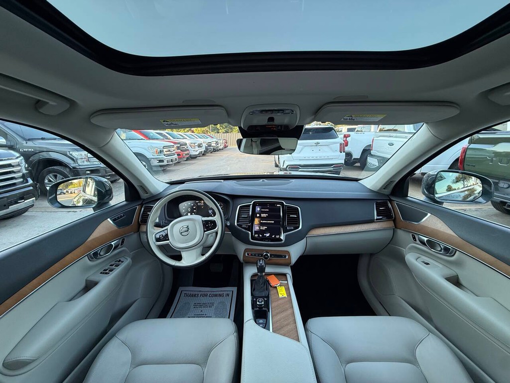 Volvo XC90 Vehicle Full-screen Gallery Image 20