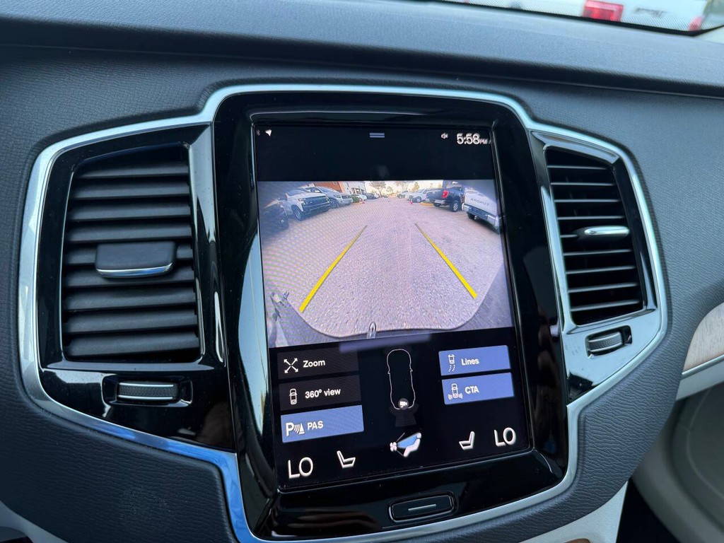 Volvo XC90 Vehicle Full-screen Gallery Image 29