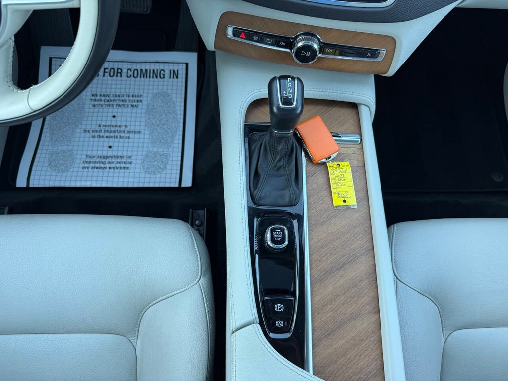 Volvo XC90 Vehicle Full-screen Gallery Image 30