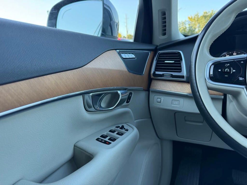 Volvo XC90 Vehicle Full-screen Gallery Image 31