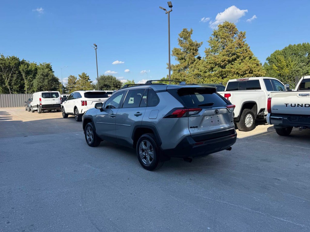 Toyota RAV4 Vehicle Full-screen Gallery Image 04