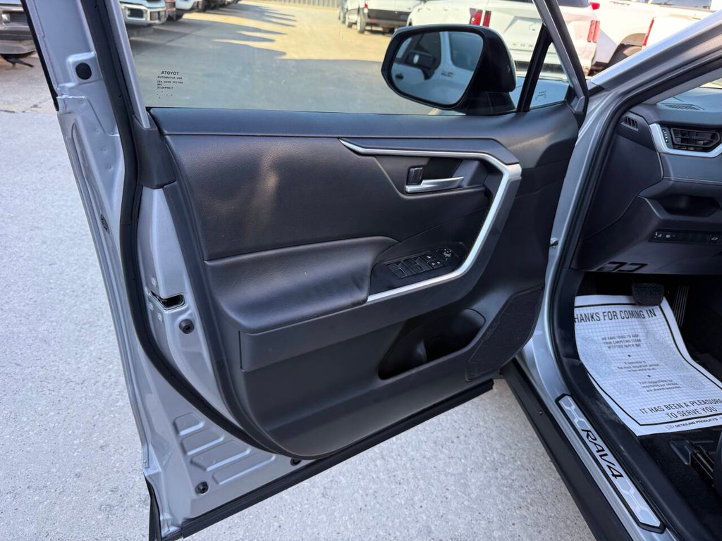 Toyota RAV4 Vehicle Full-screen Gallery Image 08