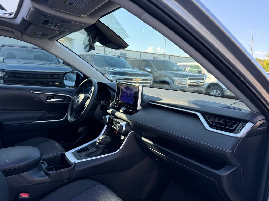 Toyota RAV4 Vehicle Full-screen Gallery Image 09