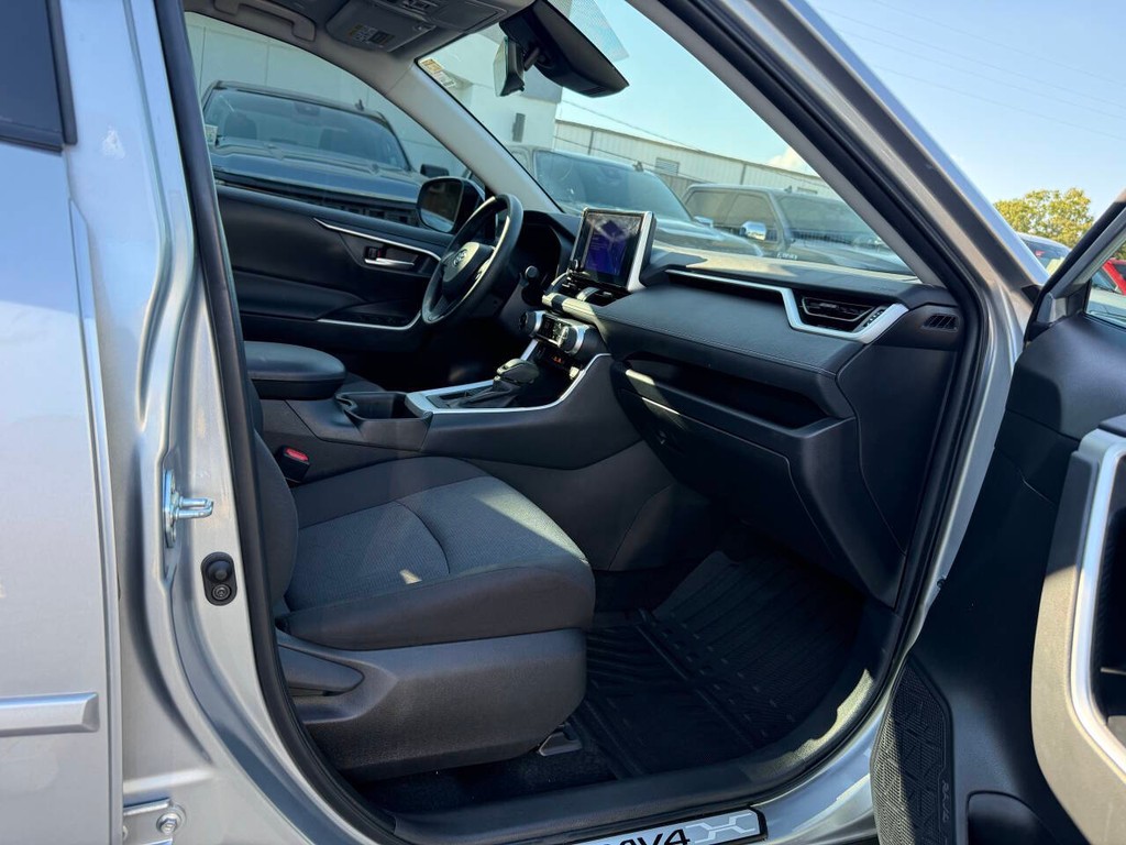 Toyota RAV4 Vehicle Full-screen Gallery Image 10