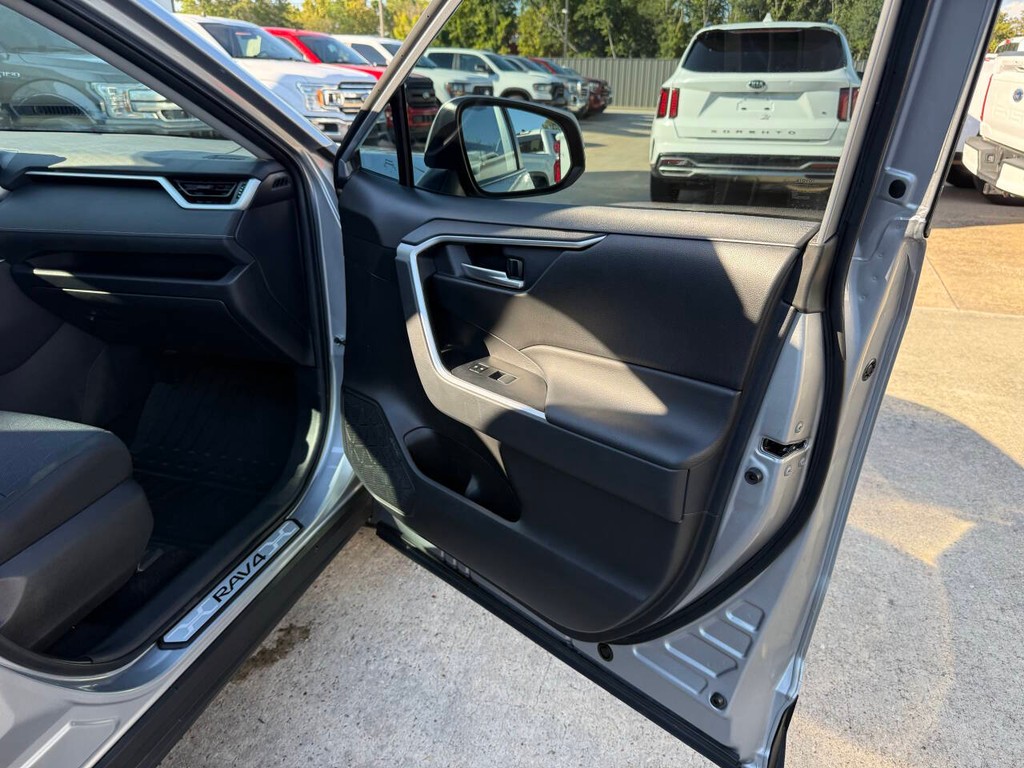 Toyota RAV4 Vehicle Full-screen Gallery Image 11