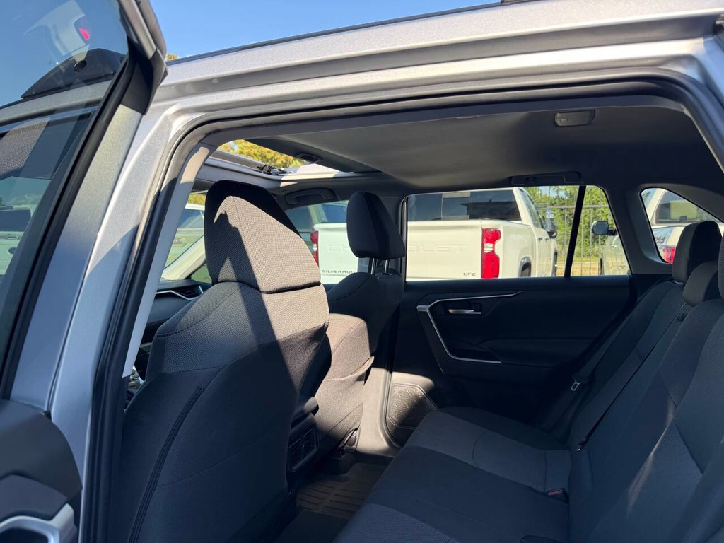 Toyota RAV4 Vehicle Full-screen Gallery Image 12