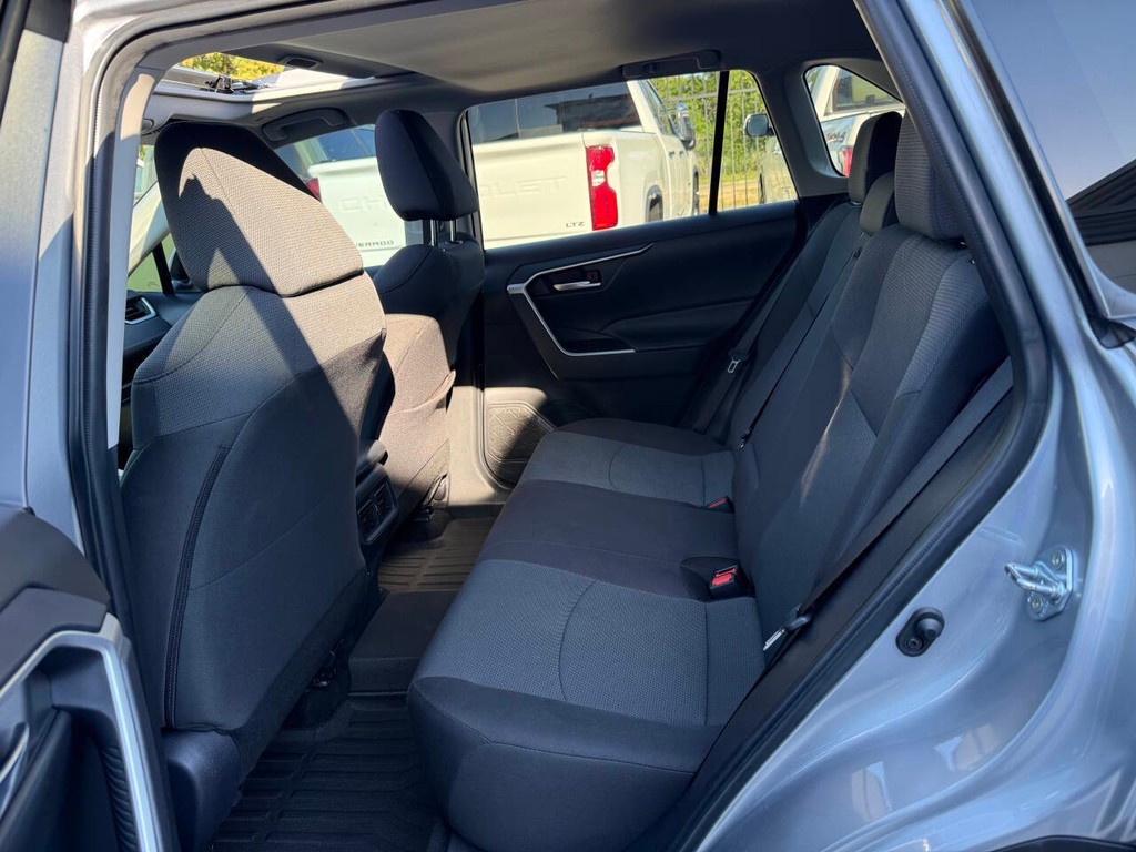 Toyota RAV4 Vehicle Full-screen Gallery Image 13