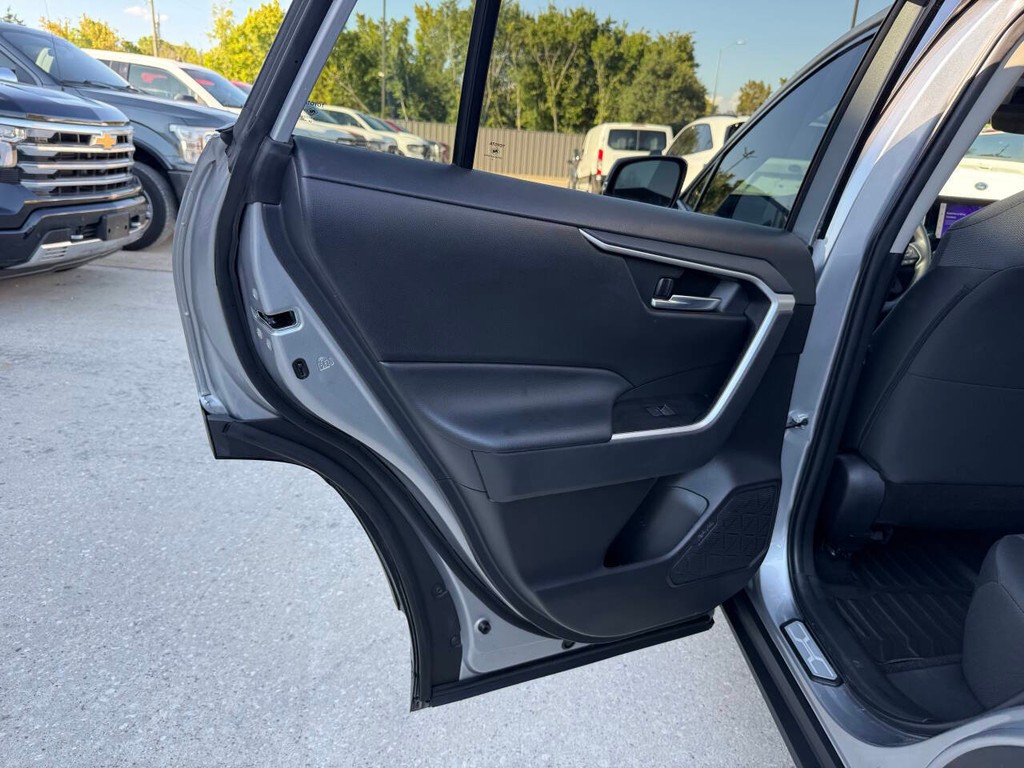 Toyota RAV4 Vehicle Full-screen Gallery Image 14
