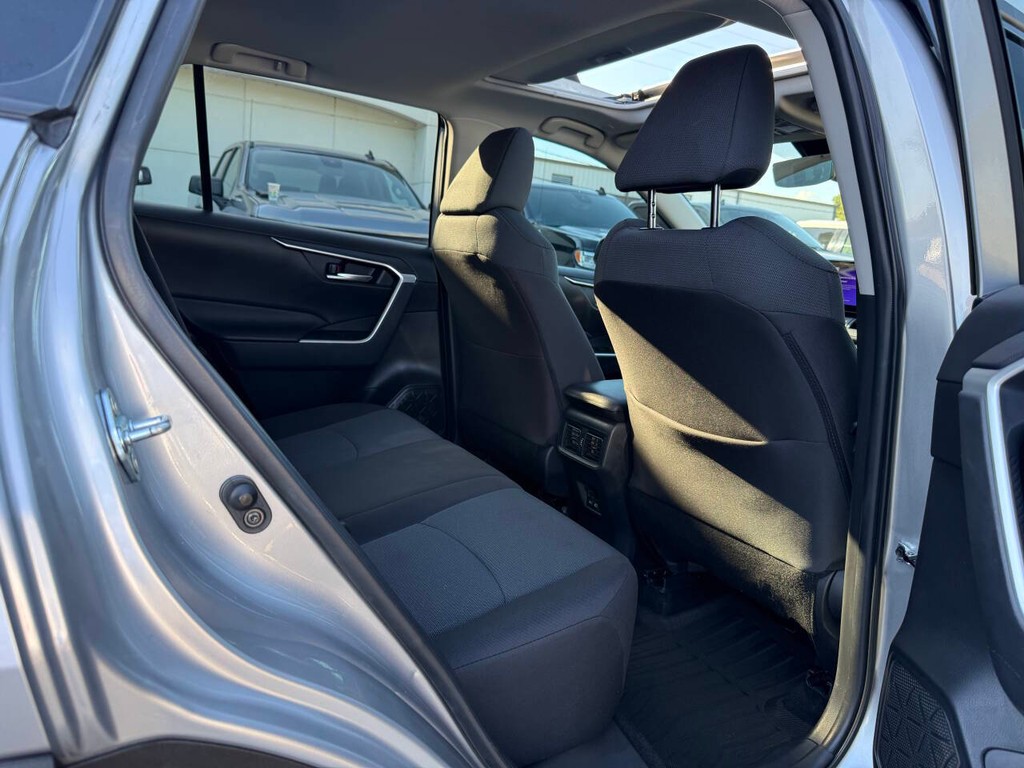 Toyota RAV4 Vehicle Full-screen Gallery Image 15