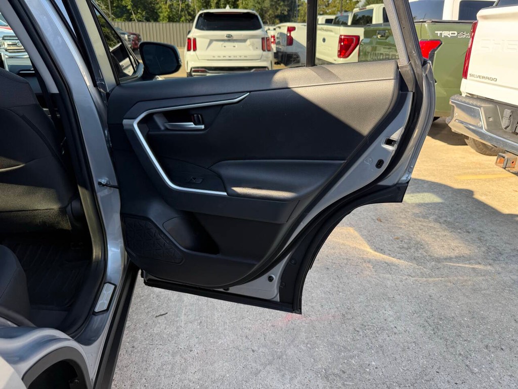 Toyota RAV4 Vehicle Full-screen Gallery Image 16