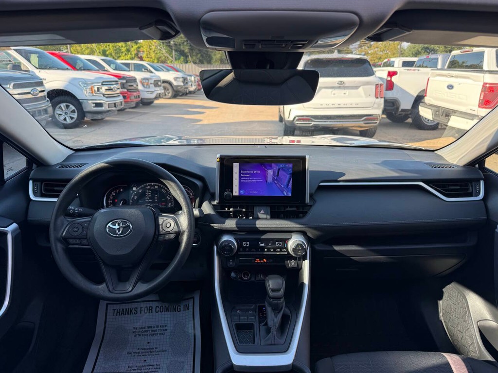 Toyota RAV4 Vehicle Full-screen Gallery Image 17