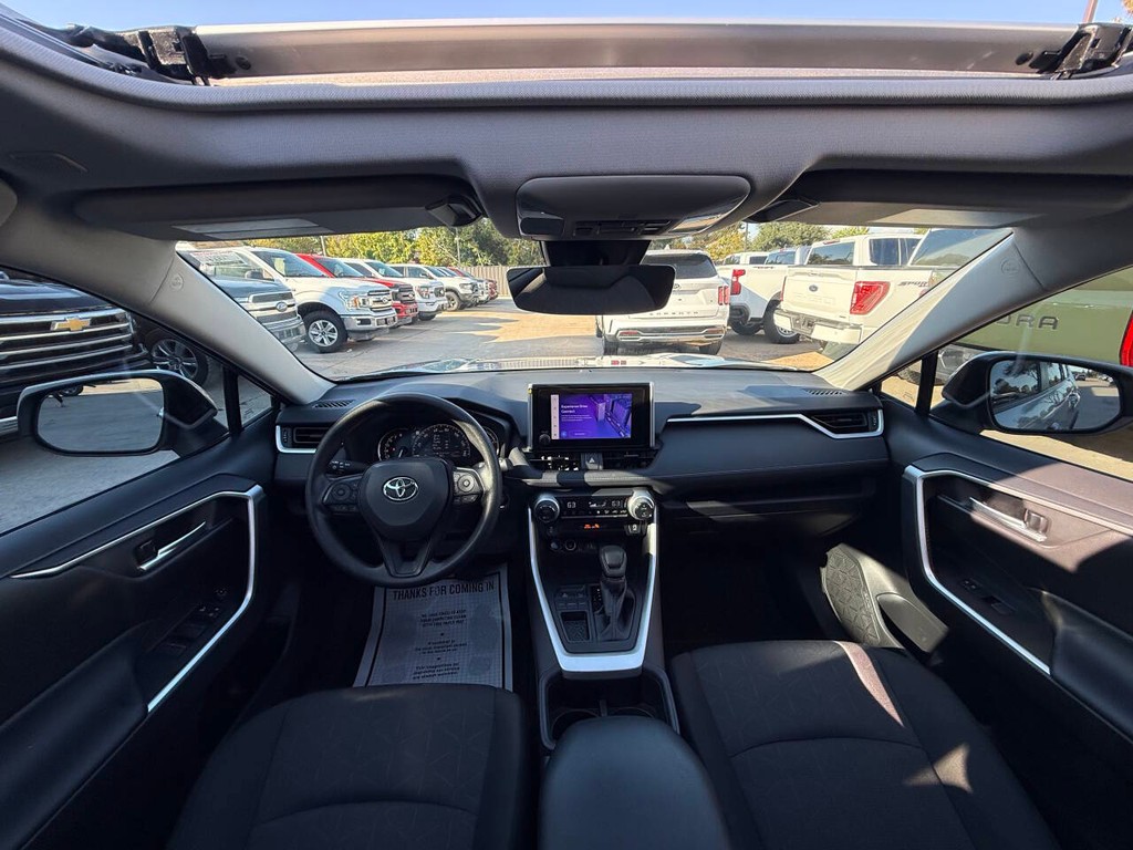 Toyota RAV4 Vehicle Full-screen Gallery Image 18