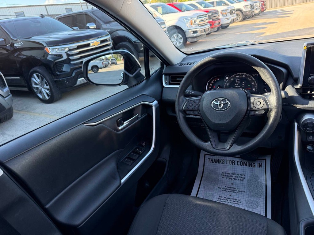 Toyota RAV4 Vehicle Full-screen Gallery Image 19