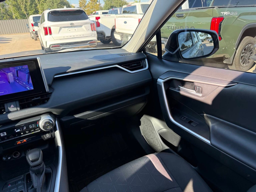 Toyota RAV4 Vehicle Full-screen Gallery Image 20