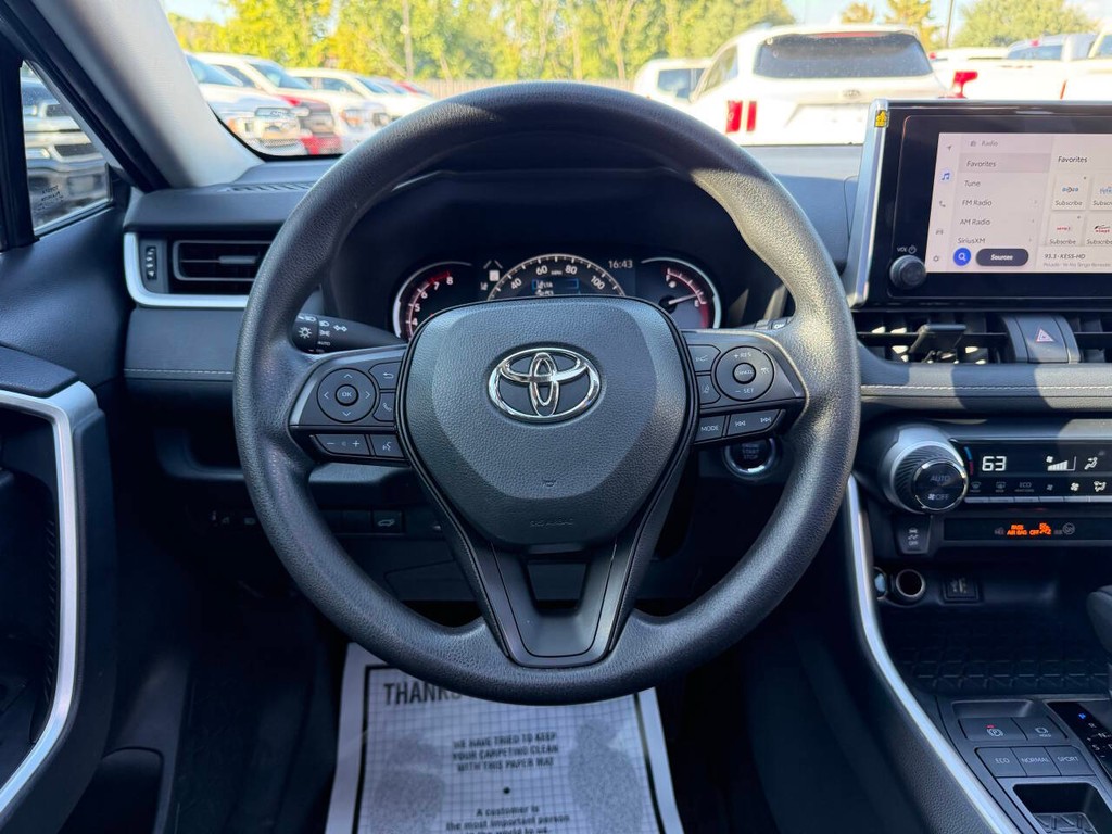 Toyota RAV4 Vehicle Full-screen Gallery Image 22
