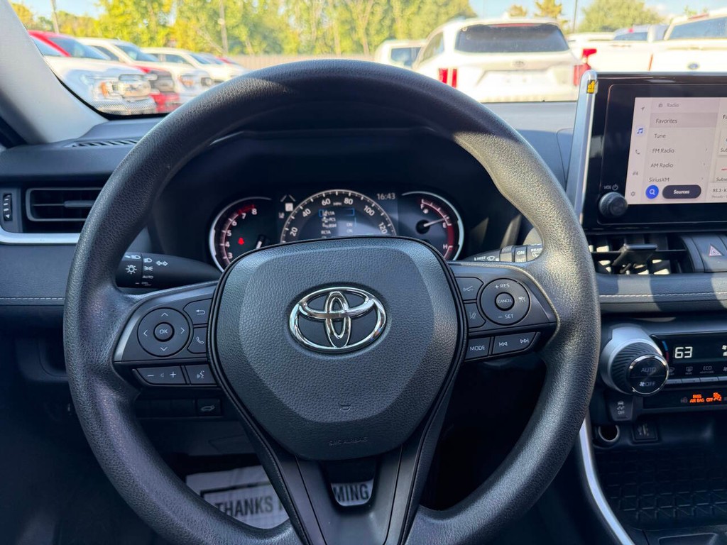 Toyota RAV4 Vehicle Full-screen Gallery Image 23