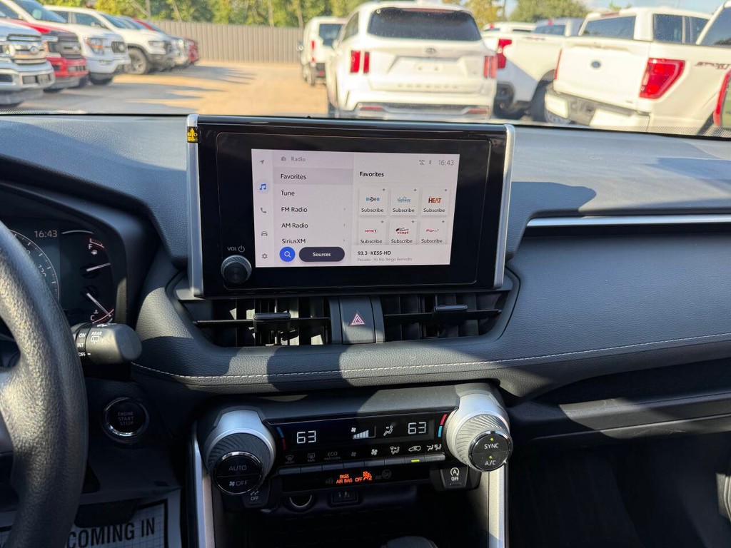 Toyota RAV4 Vehicle Full-screen Gallery Image 24