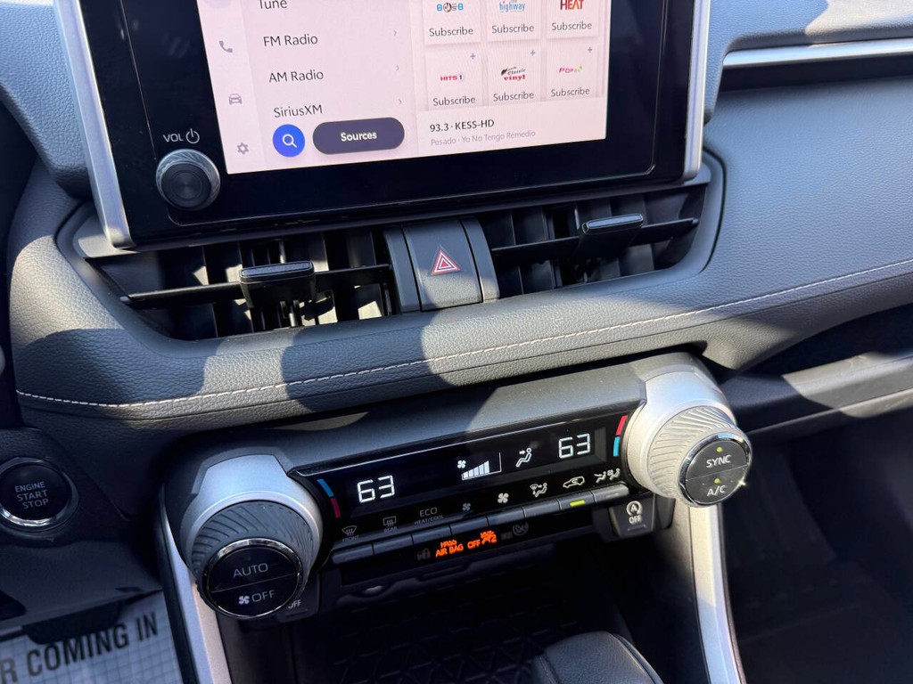 Toyota RAV4 Vehicle Full-screen Gallery Image 25