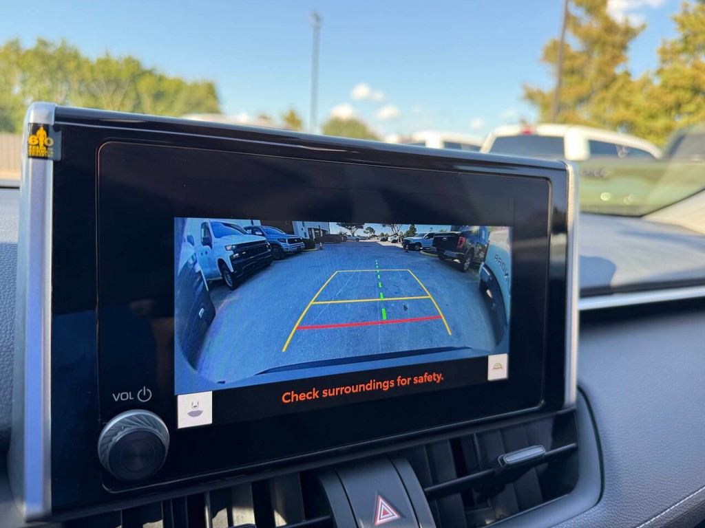 Toyota RAV4 Vehicle Full-screen Gallery Image 26