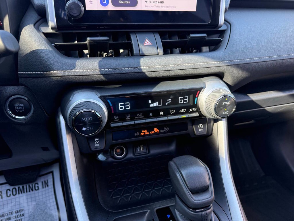 Toyota RAV4 Vehicle Full-screen Gallery Image 27