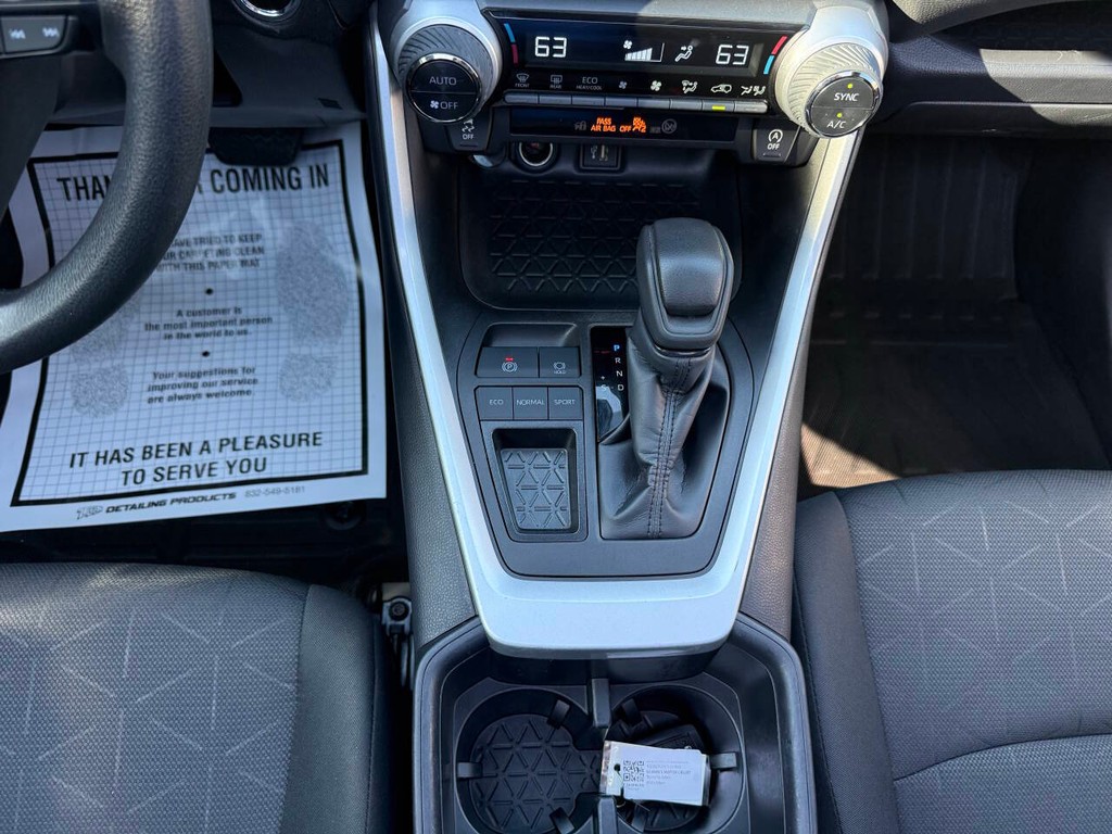 Toyota RAV4 Vehicle Full-screen Gallery Image 28