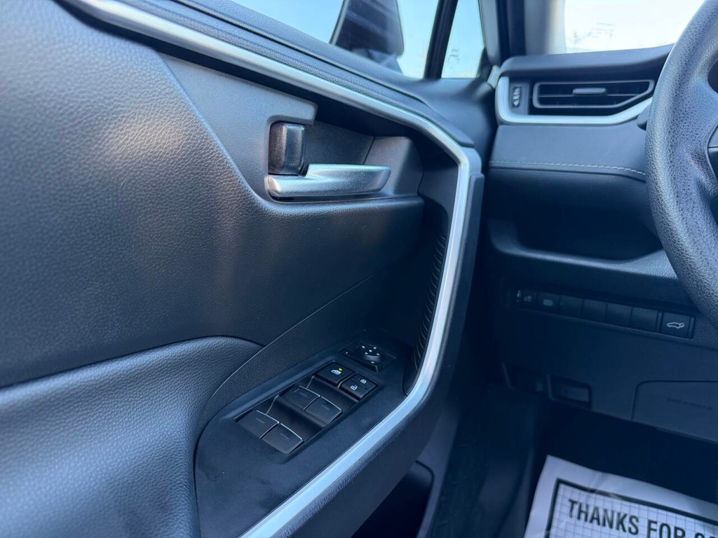 Toyota RAV4 Vehicle Full-screen Gallery Image 29