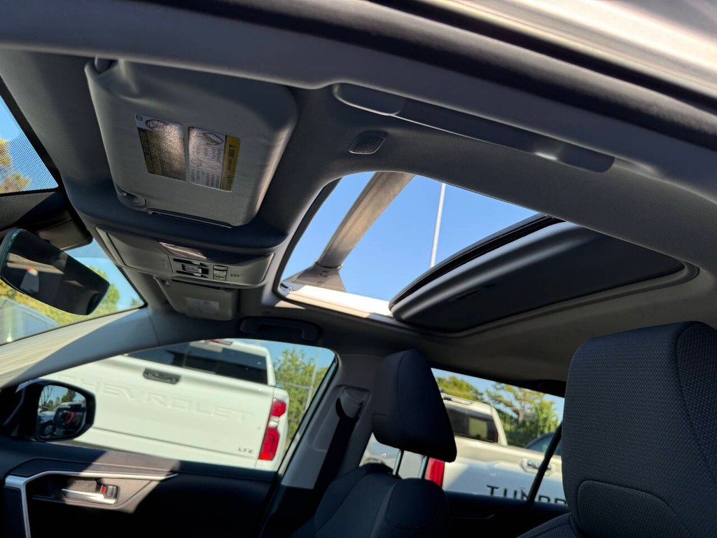 Toyota RAV4 Vehicle Full-screen Gallery Image 30