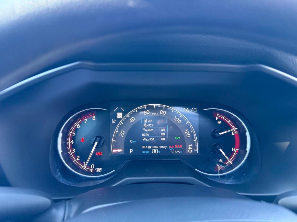 Toyota RAV4 Vehicle Full-screen Gallery Image 31
