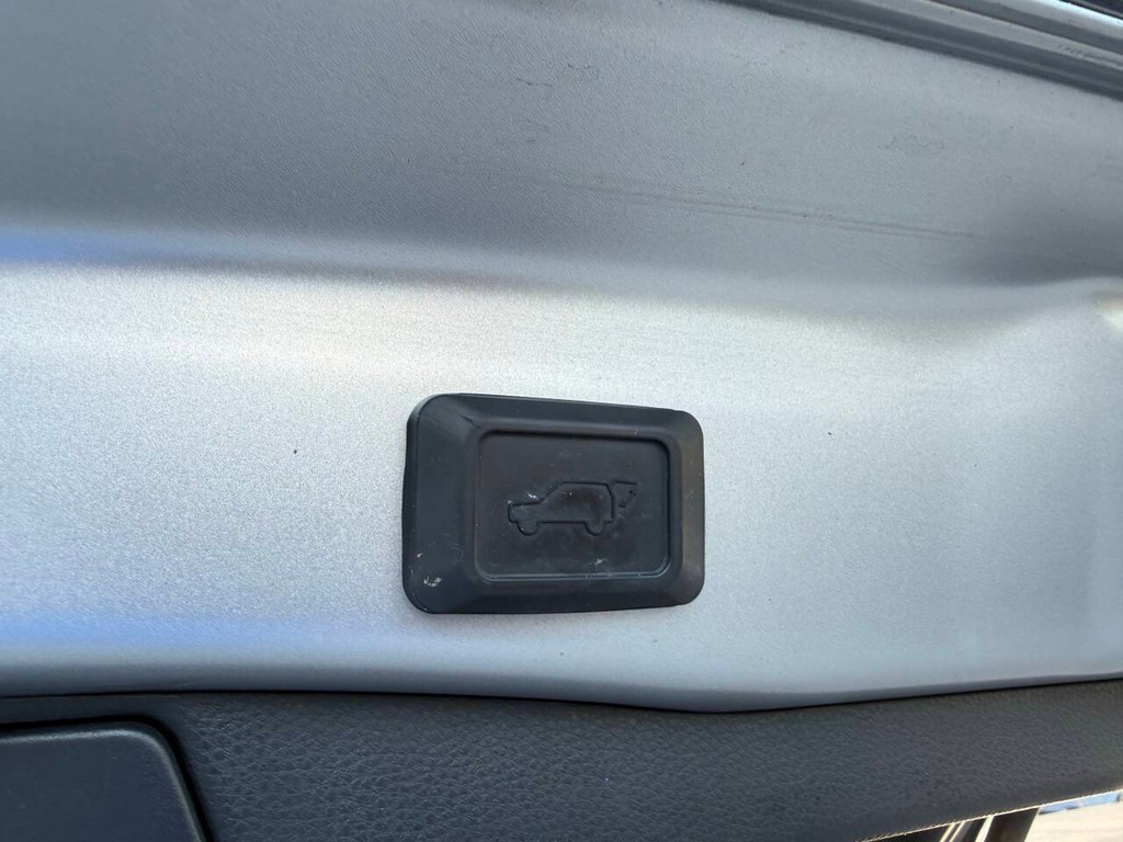 Toyota RAV4 Vehicle Full-screen Gallery Image 37