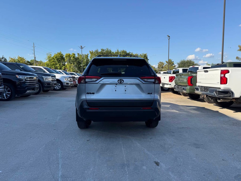 Toyota RAV4 Vehicle Full-screen Gallery Image 38
