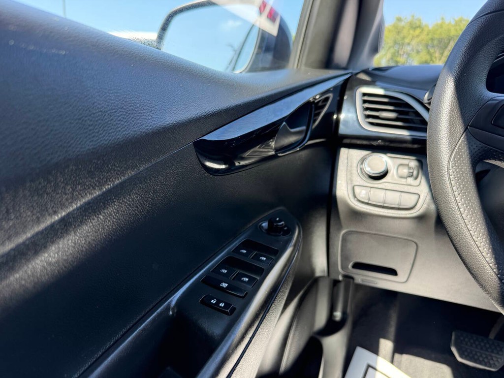 Chevrolet Spark Vehicle Full-screen Gallery Image 30